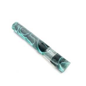 Mrk turkis med hvid og sort linje.